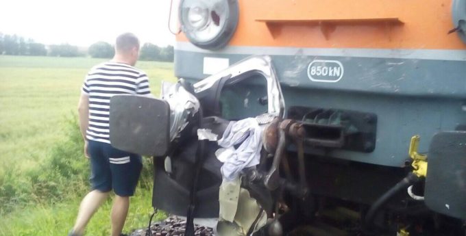 Masakra pod Wrocławiem. Pociąg rozjechał Citroena. Wrak auta kilkadziesiąt metrów od przejazdu