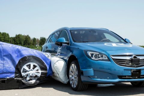 Zewnętrzne poduszki powietrzne. Minimalizują siłę uderzenia o 40%