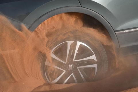 Samochód kontra piasek – jak wygrać pojedynek z suchą piaszczystą nawierzchnią?