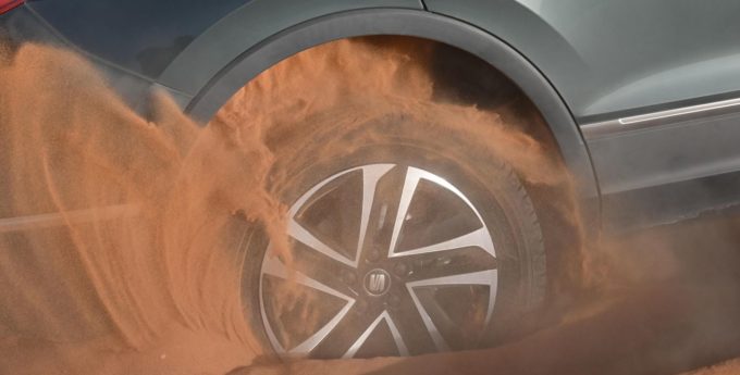 Samochód kontra piasek – jak wygrać pojedynek z suchą piaszczystą nawierzchnią?