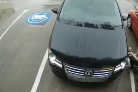 Podjechała spalinowym Volkswagenem do ładowarki elektryków i chciała napompować nią opony