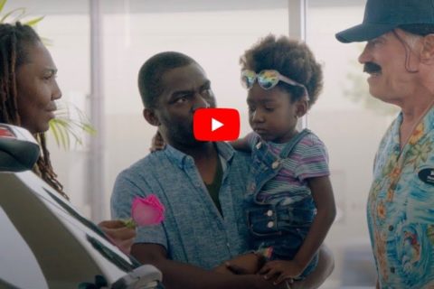 Parskniecie ze śmiechu. Arnold Schwarzenegger wcielił się w typowego handlarza aut