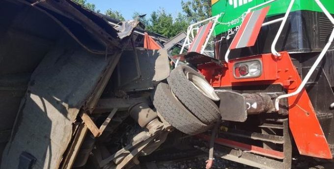 Pociąg zmiażdżył busa na Dolnym Śląsku. Kierowca rozmawiał przez komórkę