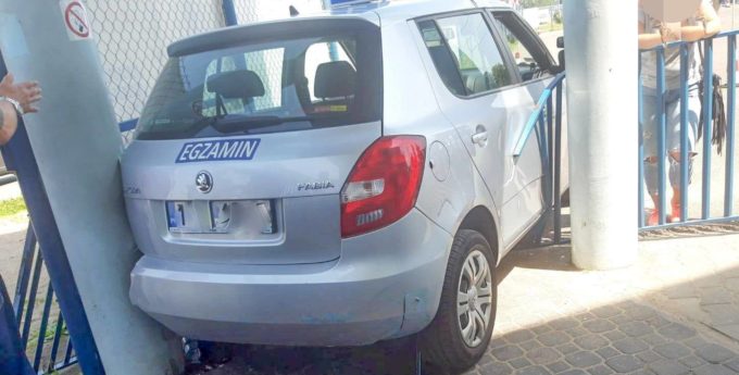 46-latka postanowiła zdać prawo jazdy. Już na placu manewrowym zraniła nastolatkę