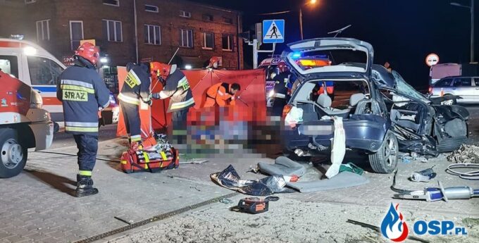 Ze starego Volkswagena Golfa zostało niewiele. Zginęło dwóch 19-latków