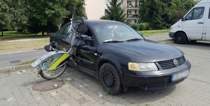 Lublin: Wandal wybił szybę w Passacie i wsadził tam rower miejski