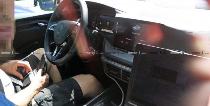 Szpiedzy sfotografowali wnętrze nowej Skody Octavii. Gdzie jest lewarek skrzyni biegów?