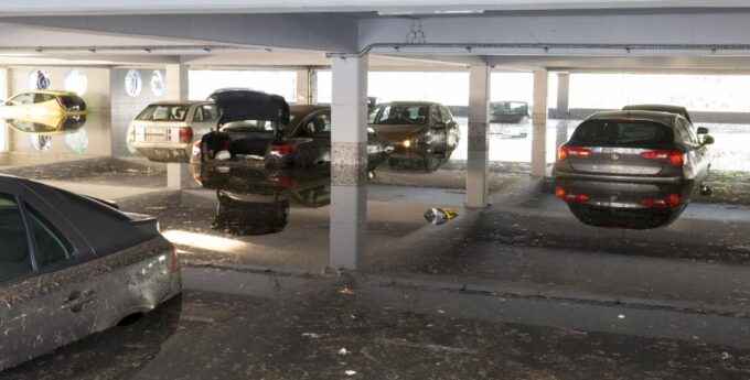 Parkingi w Katowicach kilka dni po ulewie zaczynają przesychać. Tysiące zniszczonych aut