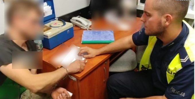 Pijany na motorze bez tablic chciał przewieźć broń, amunicję i 0,5 kg amfetaminy. Co mogło pójść nie tak?