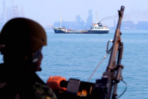 „Podwojenie cen ropy nie jest niewyobrażalne”. Konflikt z Iranem odbije się na paliwach?