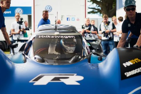 Romain Dumas stawia kropkę nad „i”. Volkswagen ID. R wygrywa w Goodwood