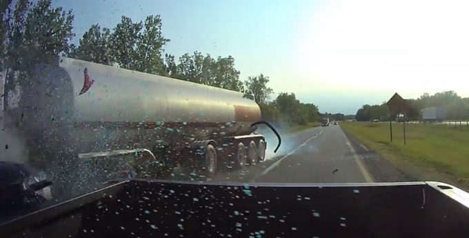 Kierowca TIR-a nie zauważył zatoru i zmiażdżył wielkiego SUV