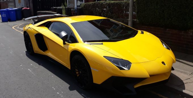 Przyjechał Lamborghini na policję. Zajęli mu auto, bo nie miał ubezpieczenia