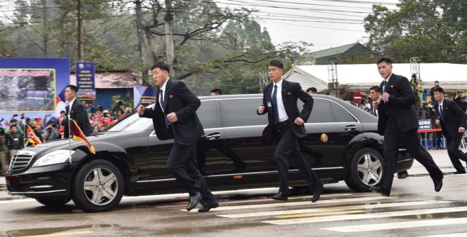 Jak mimo sankcji Kim Dzong Un zdobył opancerzoną limuzynę Mercedesa? Pomógł rosyjski statek widmo