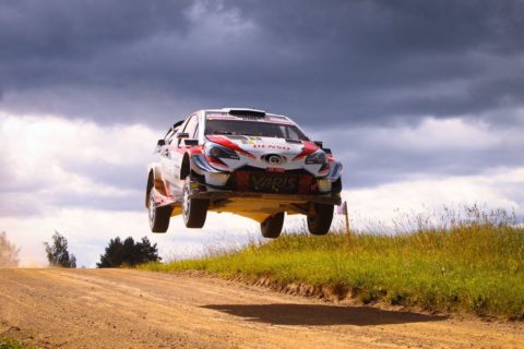 Niegościnny Tanak. Dołożył kumplom z WRC ponad minutę mimo kapcia i kary