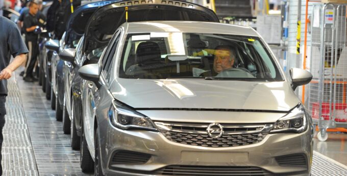 Opel Astra zniknie nie tylko z polskiej, ale i brytyjskiej fabryki? Grupa PSA gotowa na brexit bez umowy