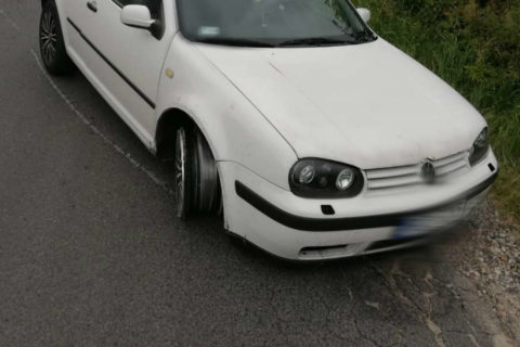 Jechał Golfem tak pijany, że nie widział, iż nie ma z przodu dwóch opon