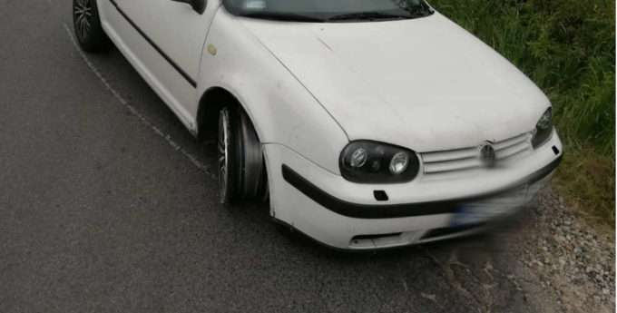 Jechał Golfem tak pijany, że nie widział, iż nie ma z przodu dwóch opon