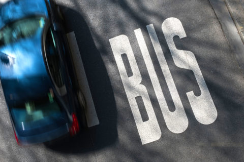 Samozwańczy strażnik z Warszawy ściga jeżdżących buspasem i nie tylko. 400 wniosków miesięcznie