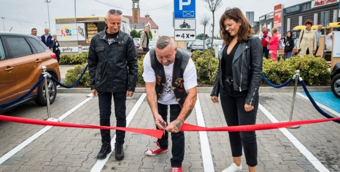Akcja jak w PRL-u. Prezydent przeciął wstęgę i oddał do użytku 4 miejsca parkingowe