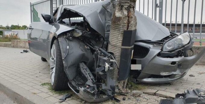 Pijany 22-latek szalał po Opolu swoim BMW. Ta latarnia wyrosła tak nagle!