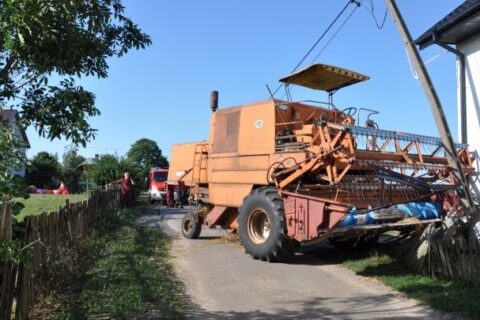 Szalona wycieczka kombajnem po pijaku. Uszkodził słup energetyczny, ogrodzenia i dom