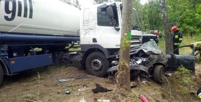 Ciężarówka zrobiła miazgę z Audi A6. Wszyscy żyją, ale to nie historia z happy endem