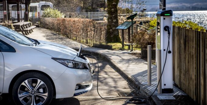 Wielka Brytania ma już więcej punktów ładowania samochodów elektrycznych niż stacji benzynowych