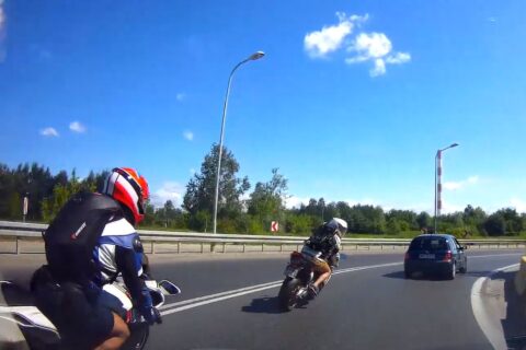 Motocyklista chciał zabrać kamerę kierowcy, który go nagrał