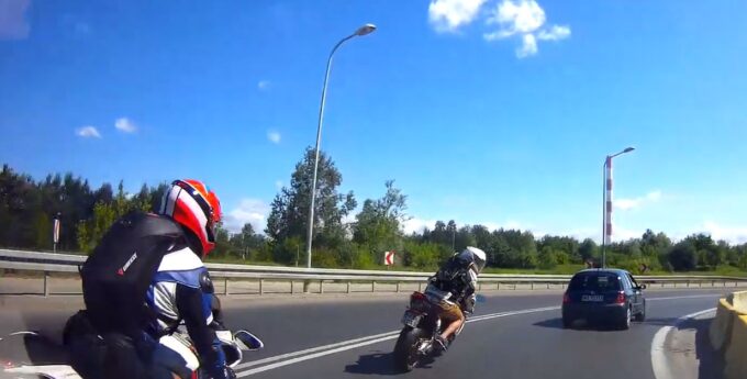 Motocyklista chciał zabrać kamerę kierowcy, który go nagrał