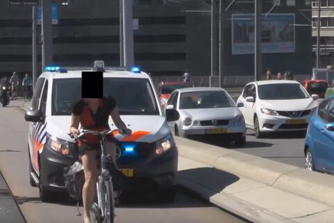 Radiowóz na ścieżce i uparta rowerzystka