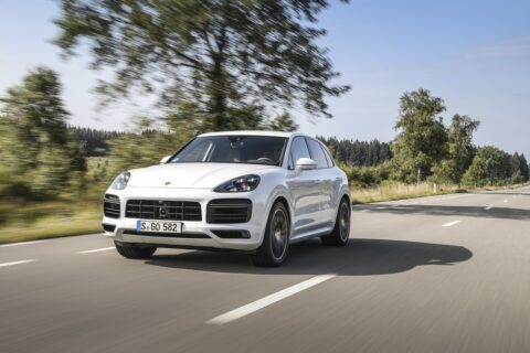 Najmocniejszym Porsche Cayenne Turbo S E-Hybrid rozpędzimy się aż do 295 km/h