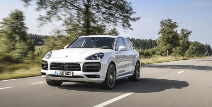 Najmocniejszym Porsche Cayenne Turbo S E-Hybrid rozpędzimy się aż do 295 km/h
