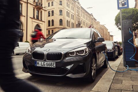 BMW zaprezentowało odświeżony model 225xe z napędem hybrydowym typu plug-in