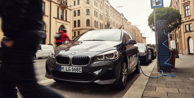 BMW zaprezentowało odświeżony model 225xe z napędem hybrydowym typu plug-in