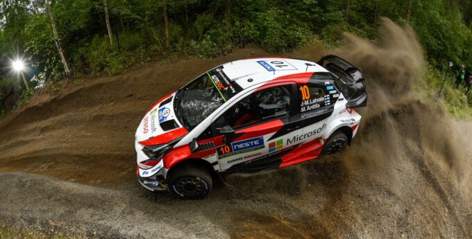 Rajd Finlandii: Tną się na żyletki… Szaleństwo w Jyvaskyla i fotel lidera dla Latvali