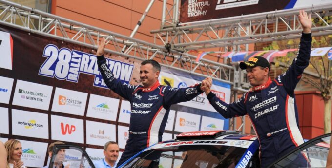 Rajd Rzeszowski: Grzegorz Grzyb wygrywa. Milowy krok do tytułu Miko Marczyka