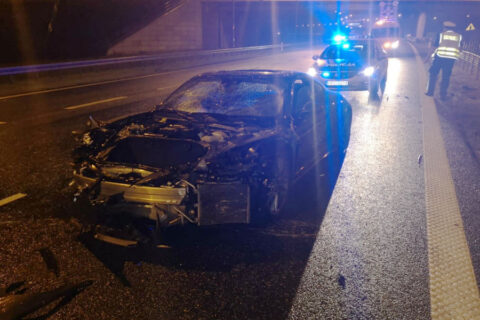 Przebił bariery i wjechał na przeciwny pas ruchu A1. Policja pozwoliła mu jechać dalej