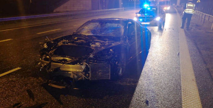 Przebił bariery i wjechał na przeciwny pas ruchu A1. Policja pozwoliła mu jechać dalej