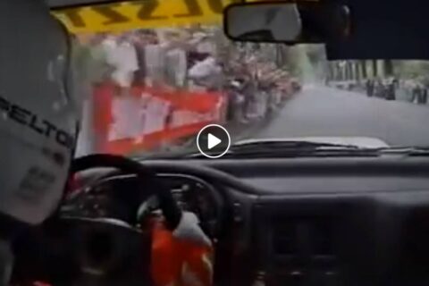 Będziesz zbierać szczękę z podłogi, gdy zobaczysz ten przejazd Hołowczyca w aucie WRC. Nie chodzi nawet o jazdę