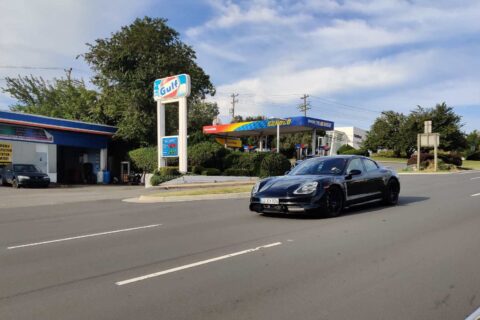 Tak prezentuje się Porsche Taycan praktycznie bez żadnego kamuflażu