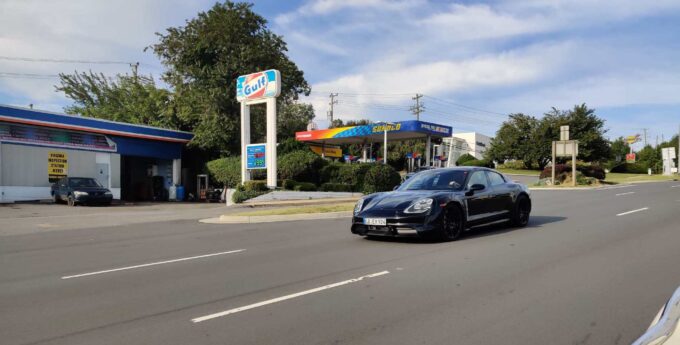 Tak prezentuje się Porsche Taycan praktycznie bez żadnego kamuflażu