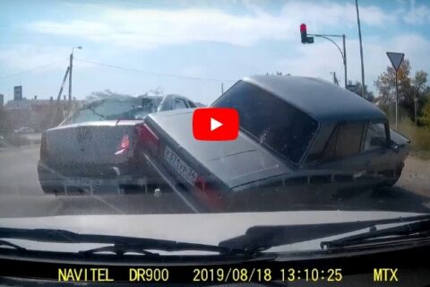 Dacia Logan poszła grubym bokiem na skrzyżowaniu i zdemolowała Ładę