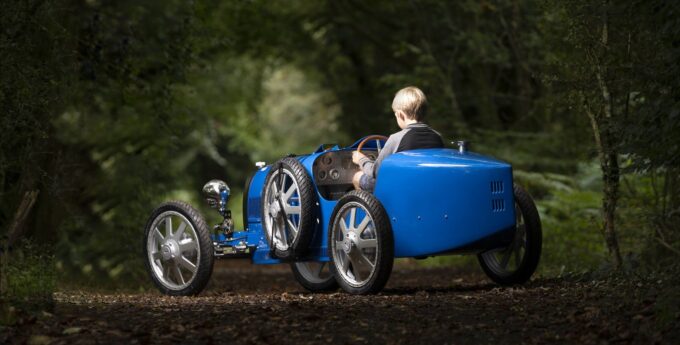 Bugatti pokazało jeżdżącą replikę samochodu wyścigowego dla dzieci bogatych rodziców za 130 tys. zł