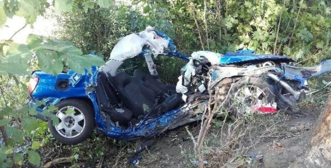 Mikołów: 21-latek w Subaru Impreza śmiertelnie rozbił się o drzewo po kolizji z Fiatem Seicento