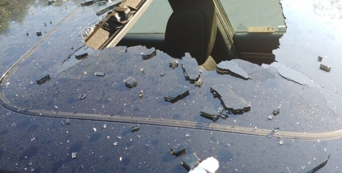 Auto zostało kompletnie zniszczone. Winny kosmetyk