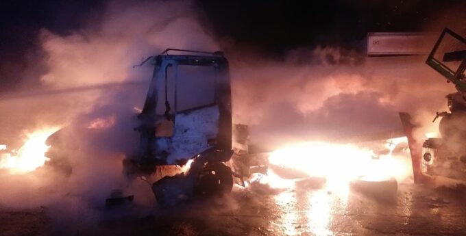 W Gorzowie zamaskowany mężczyzna spalił miotaczem ognia 18 samochodów