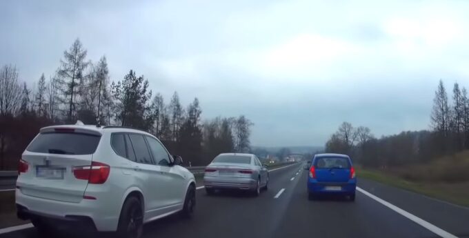 Skrajny przykład buractwa drogowego – jazda na zderzaku i celowe blokowanie