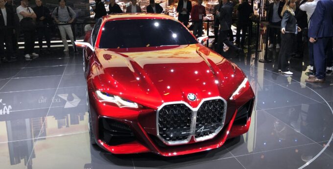 BMW Concept 4 mógłby straszyć dzieci. Dlaczego przerośnięte grille wciąż są w modzie?