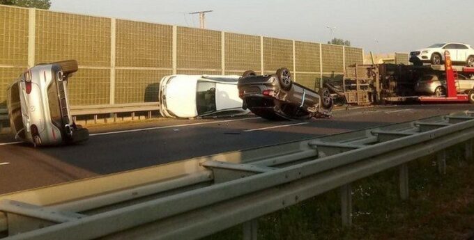 Poważny wypadek na S7. Z lawety spadły samochody